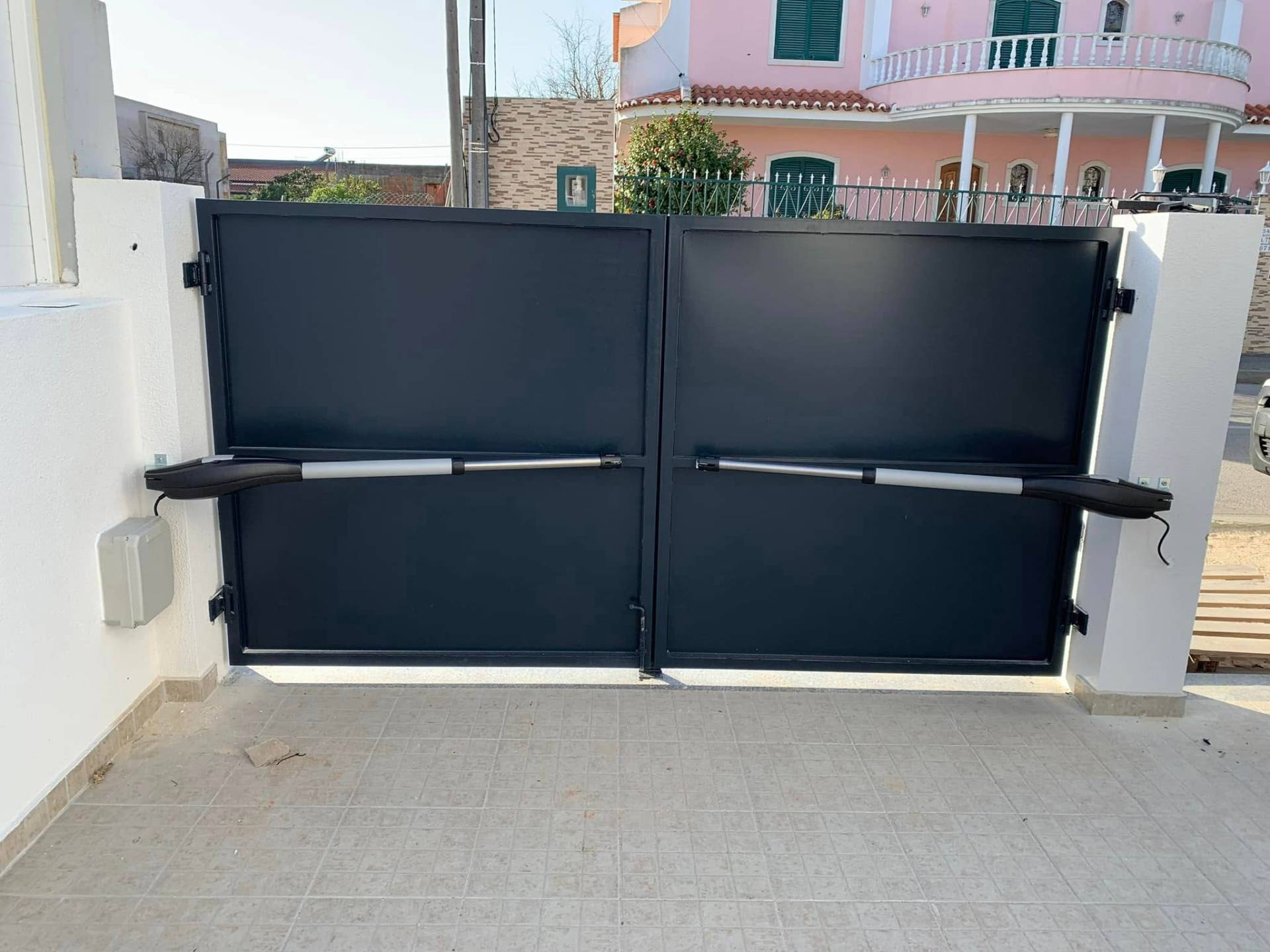 Portão batente com automatismo de braços