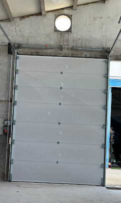 Portão seccionado industrial de grande dimensão