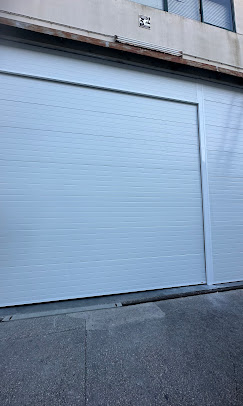 Porta seccionada branca para garagem