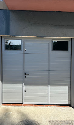 Portão seccionado branco com janelas